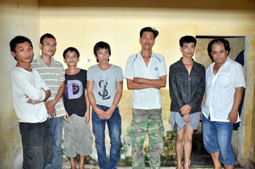 28 con bạc bị CAH Duy Xuyên tạm giữ sau cuộc đột kích.